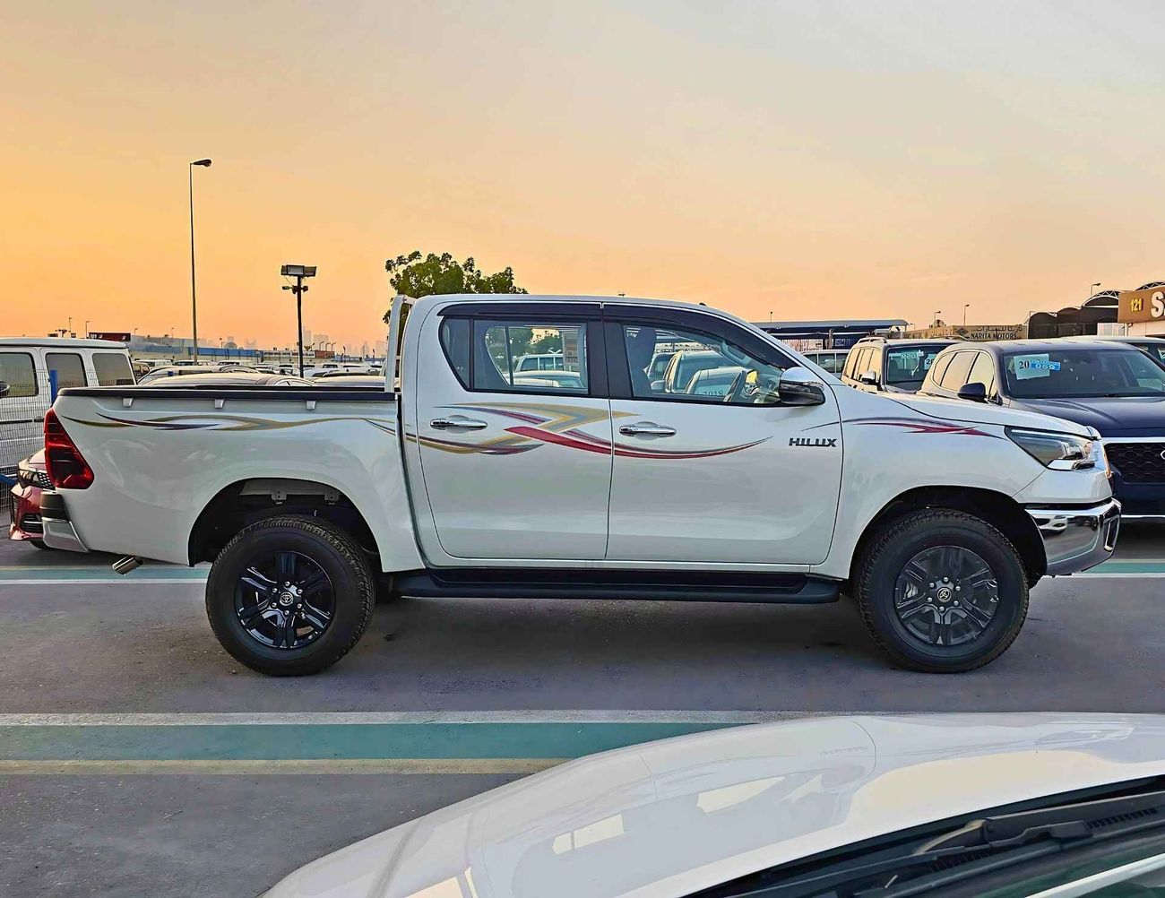 تويوتا هيلوكس SR5 | 2.7L V4 PETROL | A/T | PUSH START | WOODEN PANEL | 4WD (C0DE # 69008)