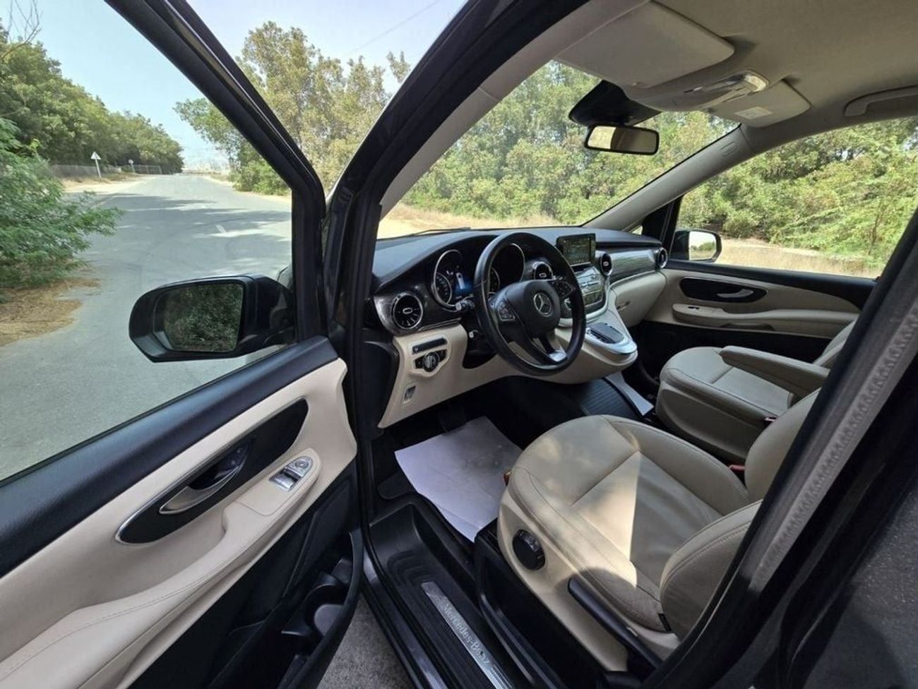 Mercedes-Benz V 250 Std 2.1L MERCEDES V-250 2022 GCC FULL OPTION // ACCIDENT FREE // PERFECT CONDITION