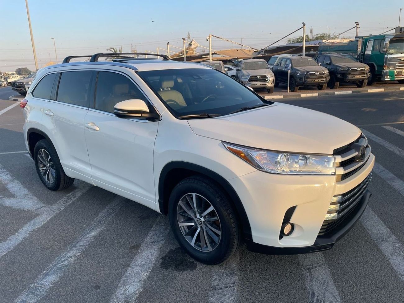 تويوتا هايلاندر 2018 Toyota Highlander XLE 3.5L V6 Full Option - 7 Seater With Radar - Leather Electric Seats - Trun