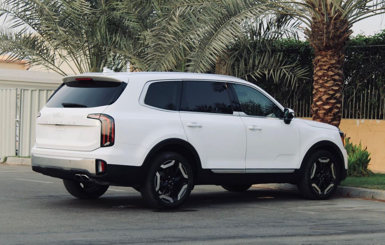 كيا تيلورايد The Kia Telluride is a popular 3-row, 7-8 seater midsize SUV, recognized for its luxurious, upscale 