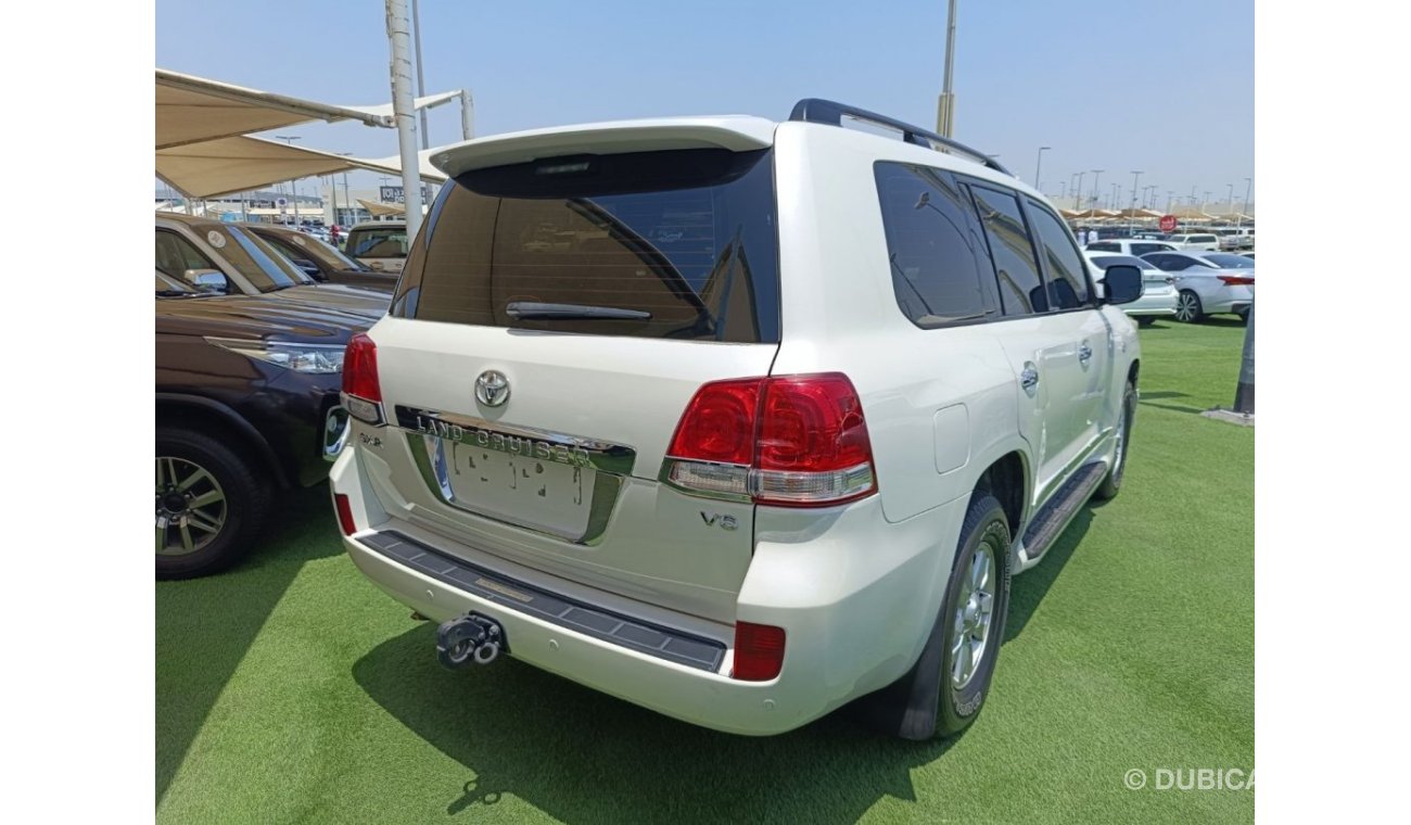 Toyota Land Cruiser car in excellent condition with no accidents