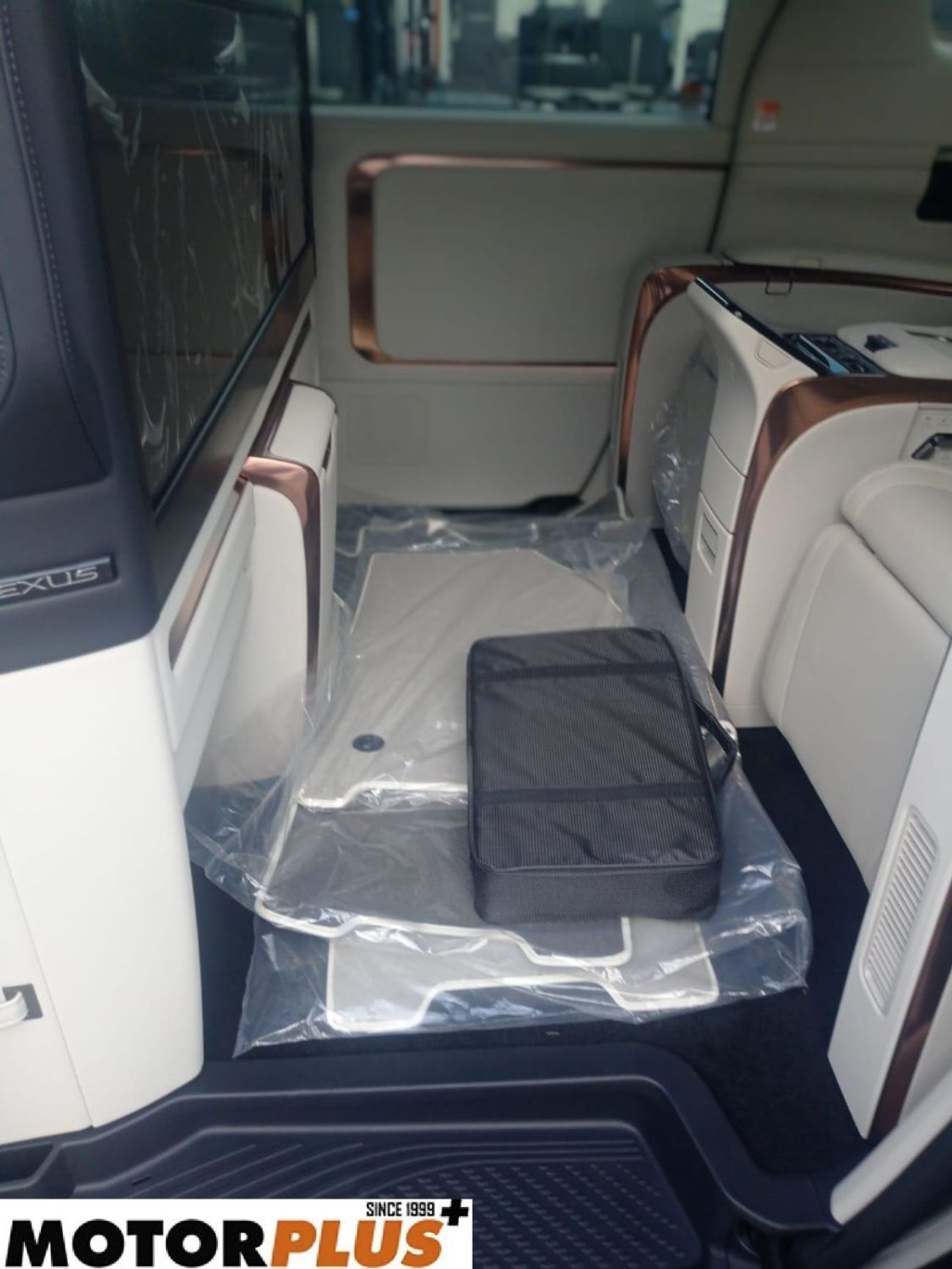 لكزس LM 350h Hybrid 4 Seater 2026 - Ready Stock!