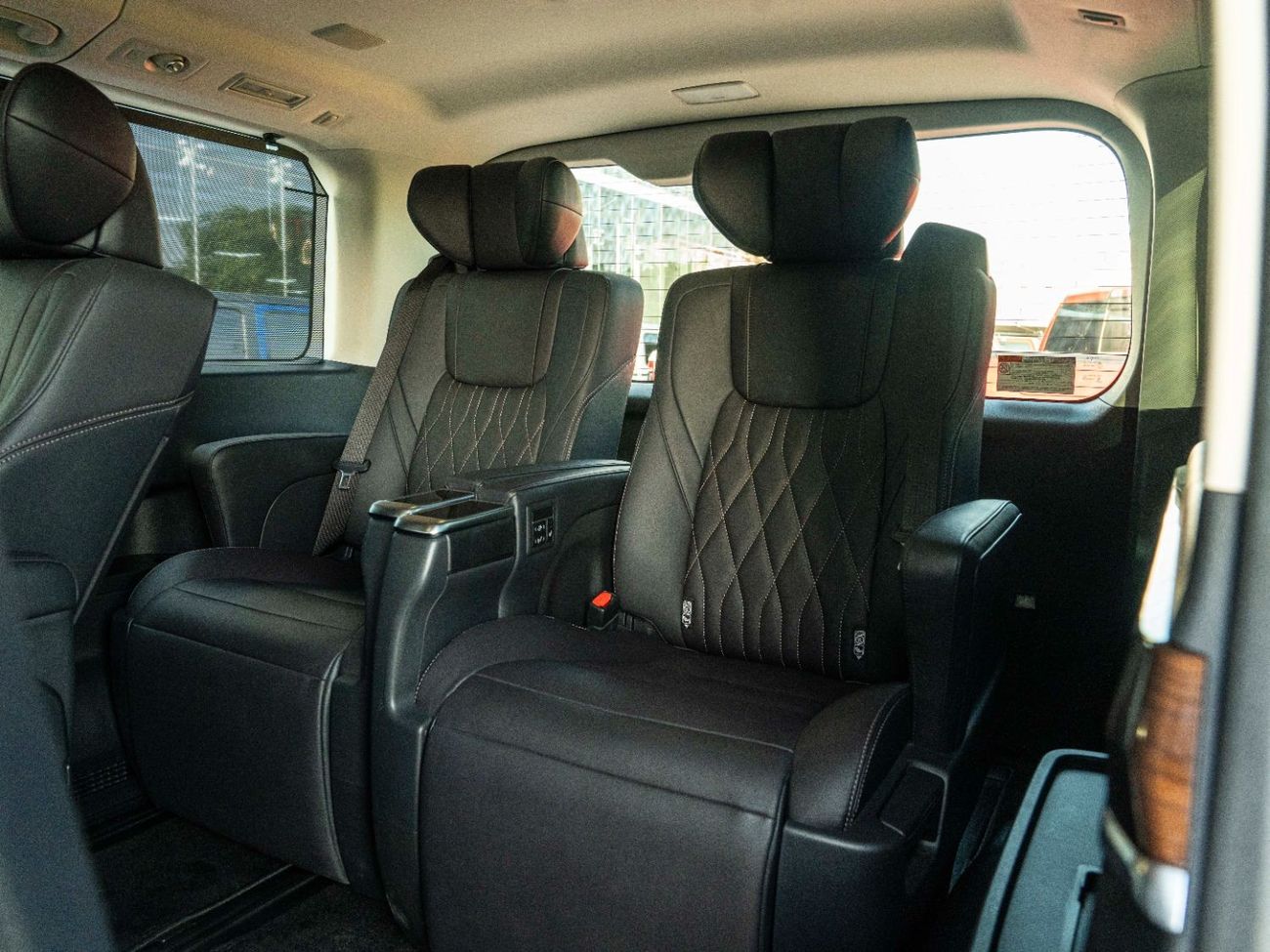 تويوتا جرافينا AED 2,516 PM • GRANVIA PREMIUM 3.5L V6 • LOW KMS • 4 CAPTAIN CHAIRS • FULLY LOADED TOP OPTION