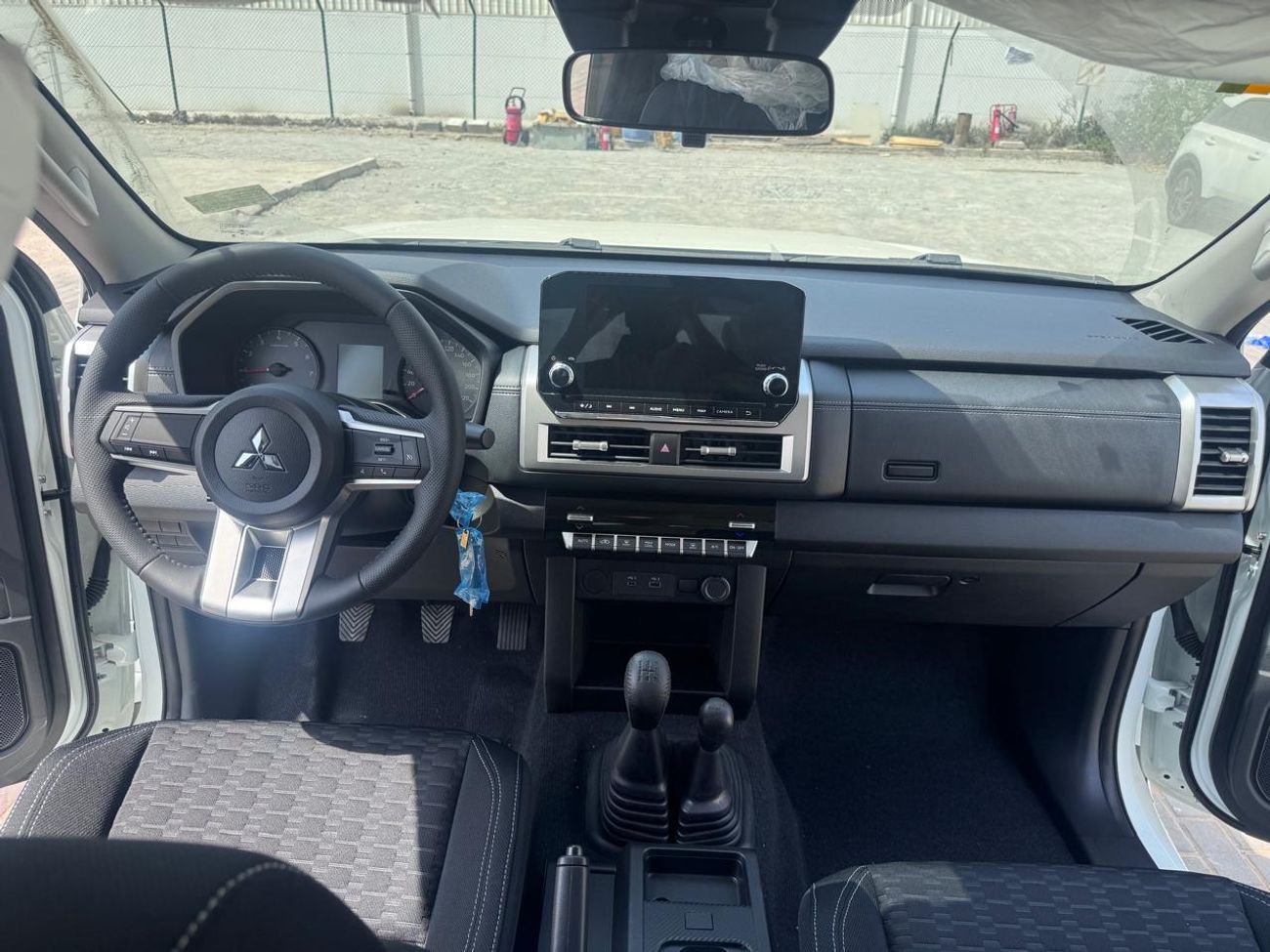 ميتسوبيشي L200 MITSUBISHI L200 Petrol Double Cabin 4WD 5MT 2.5L GLX -FULL OPTION_White