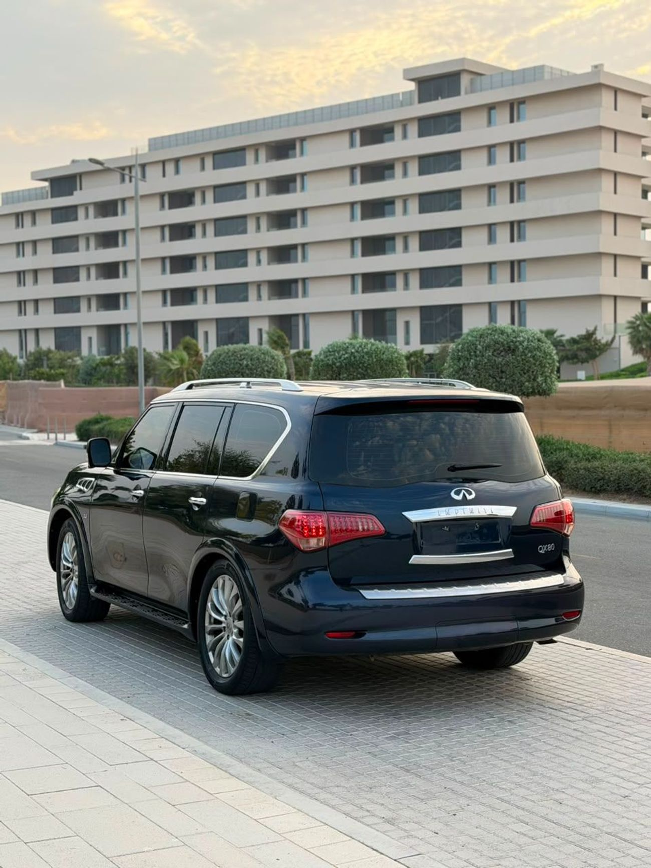 Infiniti QX80 LUXURY