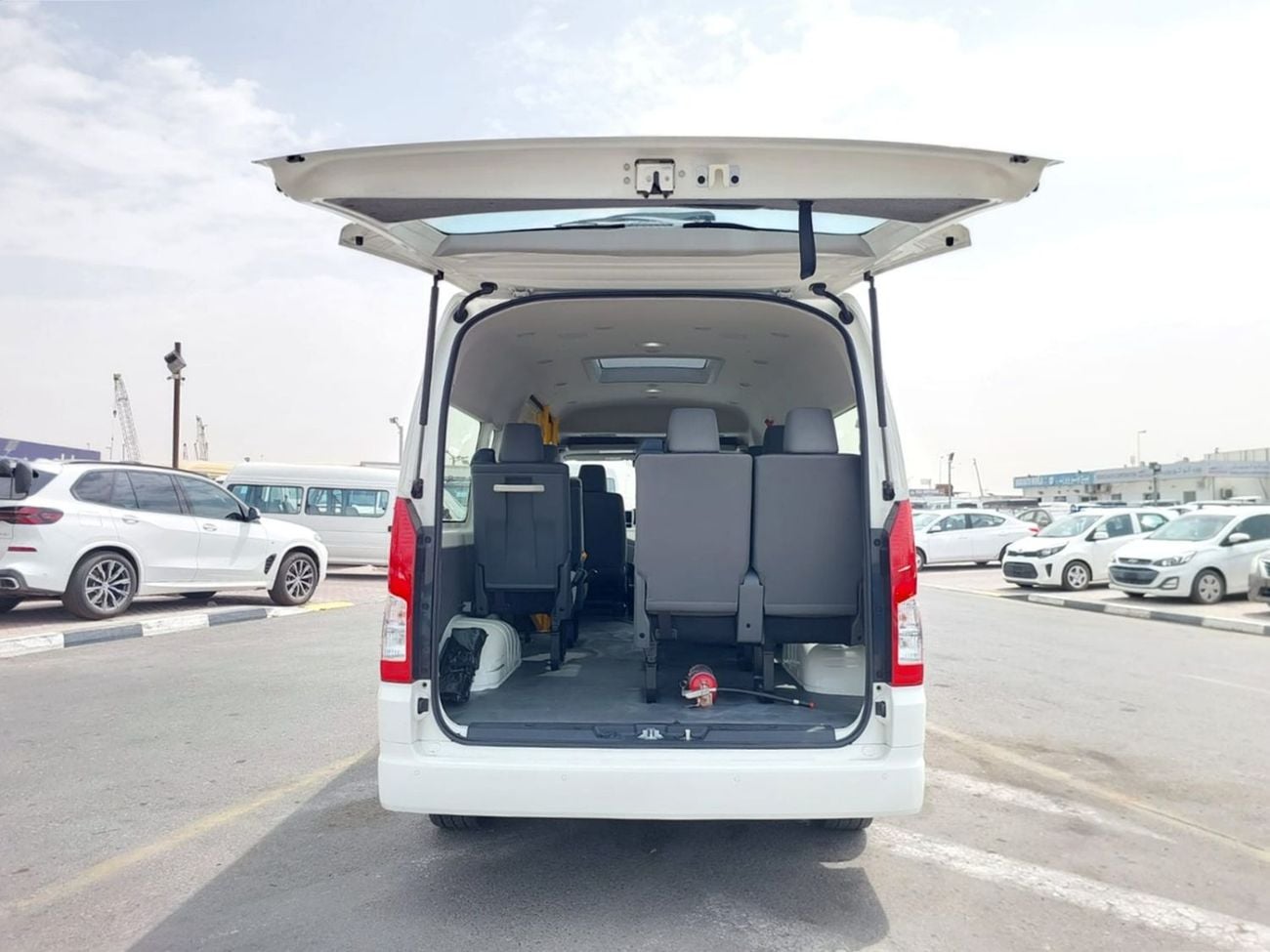 Toyota Hiace TOYOTA HIACE COMMUTER VAN RHD 2020 MODEL 2.8 L DIESEL AUTOMATIC(PM16665)