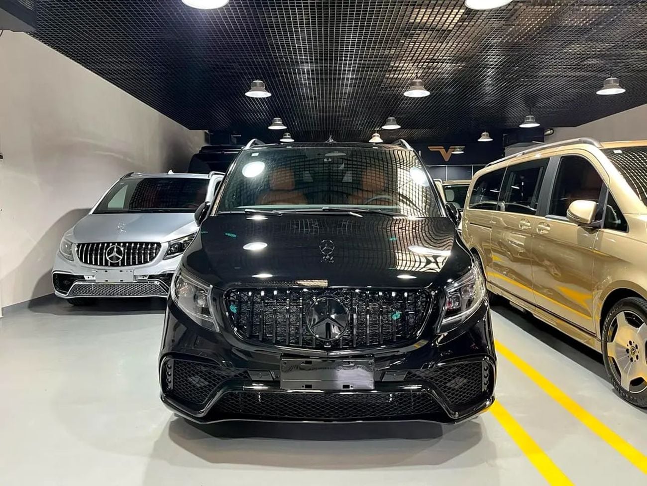 Mercedes-Benz V 300 ARRIVAL MODEL LUXURY MERCEDES GCC V300 with ADDITIONAL REAR AC-2 YEARS WARRANTY BY VLINE
