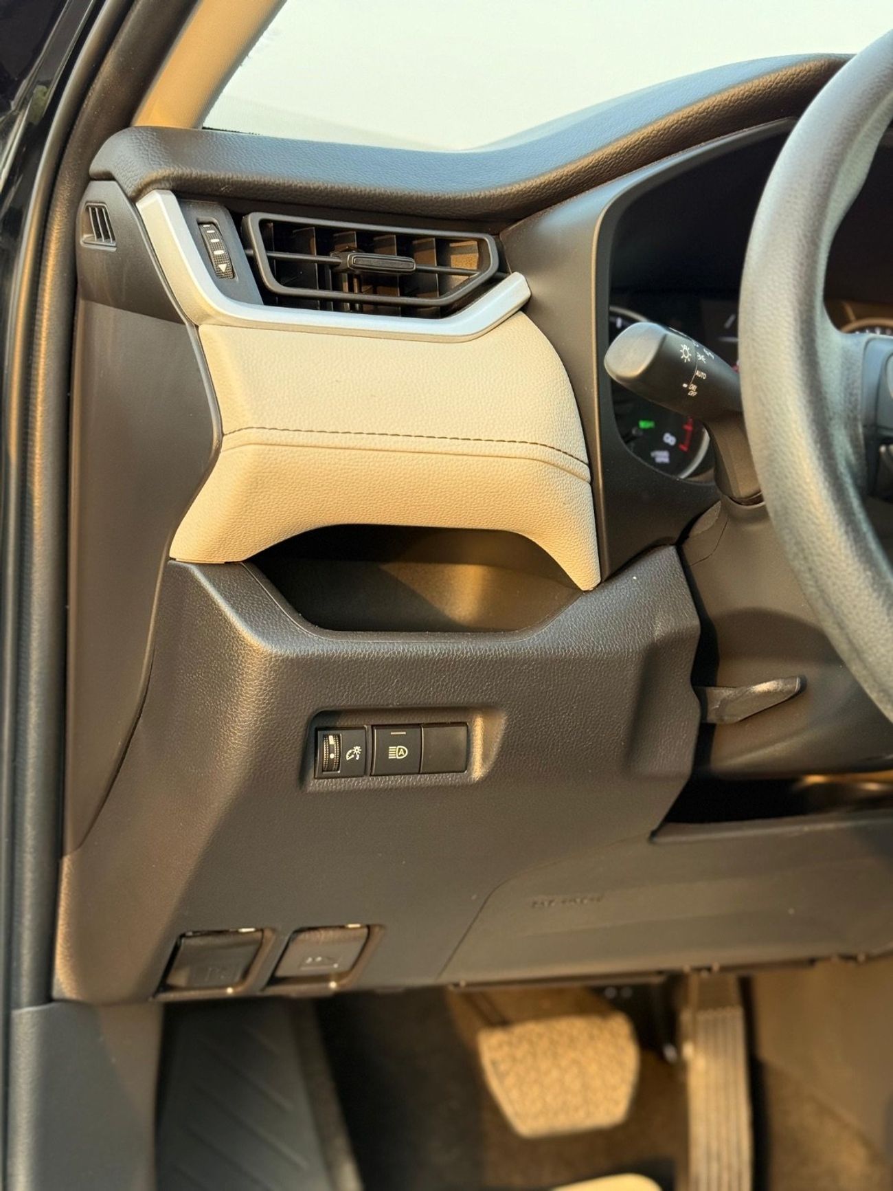 Toyota RAV4 XLE 4WD push start, leather seats 2022