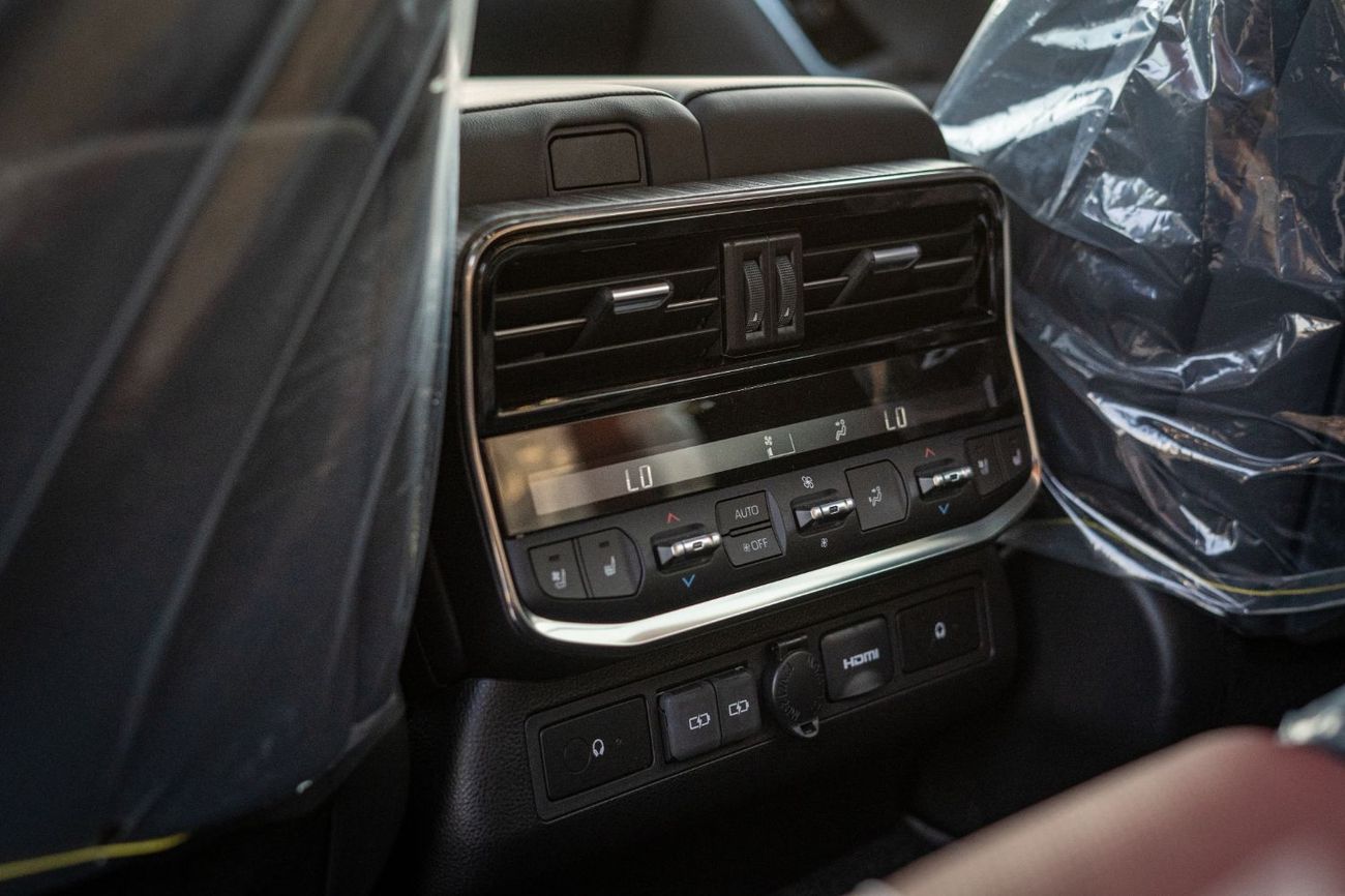 تويوتا لاند كروزر 3.3L DIESEL VXR FULL OPTION WITH RADAR