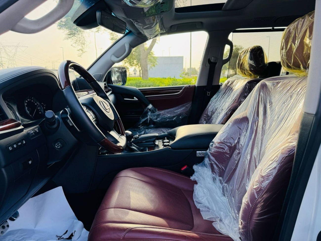 Lexus LX 570 Signature 5.7L GCC SPEC NEAT AND CLEAN LESS KILOMETER