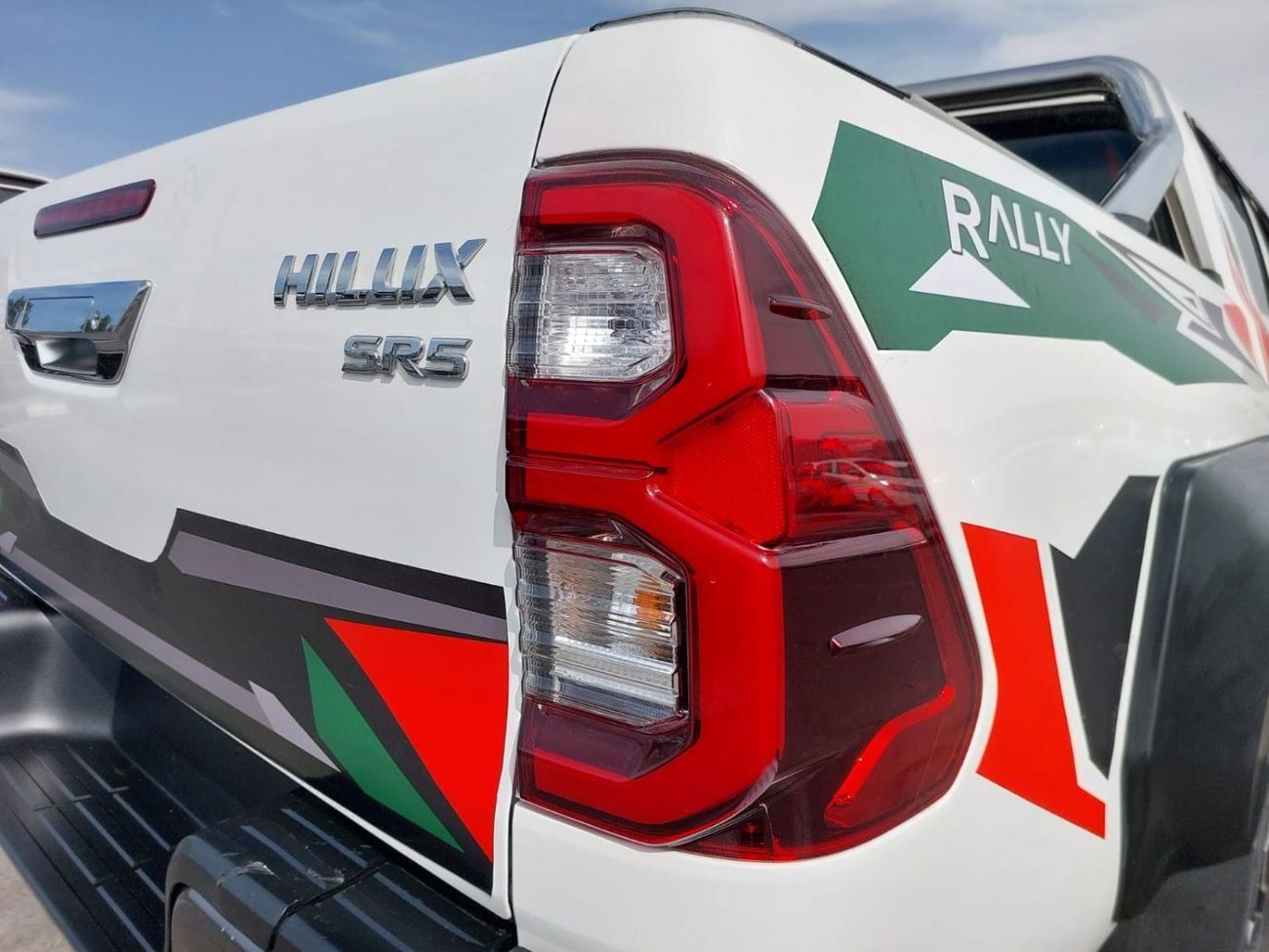 Toyota Hilux (RAMADAN OFFER) TOYOTA HILUX PICKUP RHD 2022 MODEL 2.4 L DIESEL AUTOMATIC(PM70393)