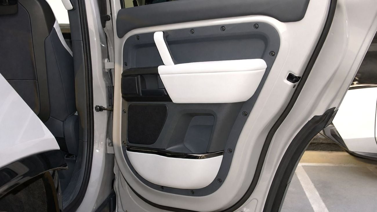 Land Rover Defender 110 OCTA  P635 | Borasco Grey | Light Cloud/Lunar | 635 HP
