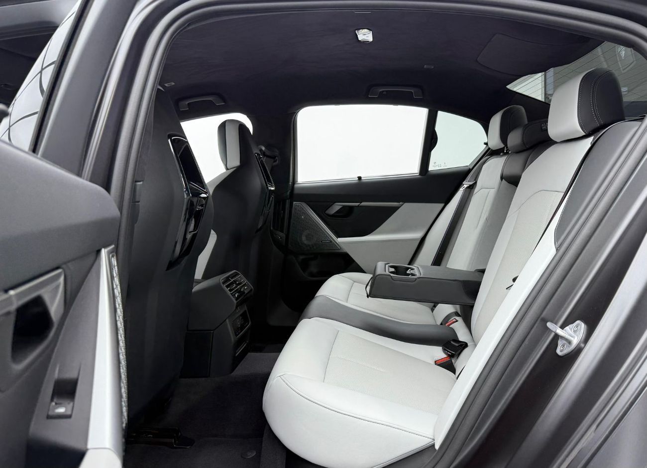 BMW M5  2025 BMW M5 Competition, 2030 BMW Warranty + Service Pack, Low Km, Excellent Condition, GCC