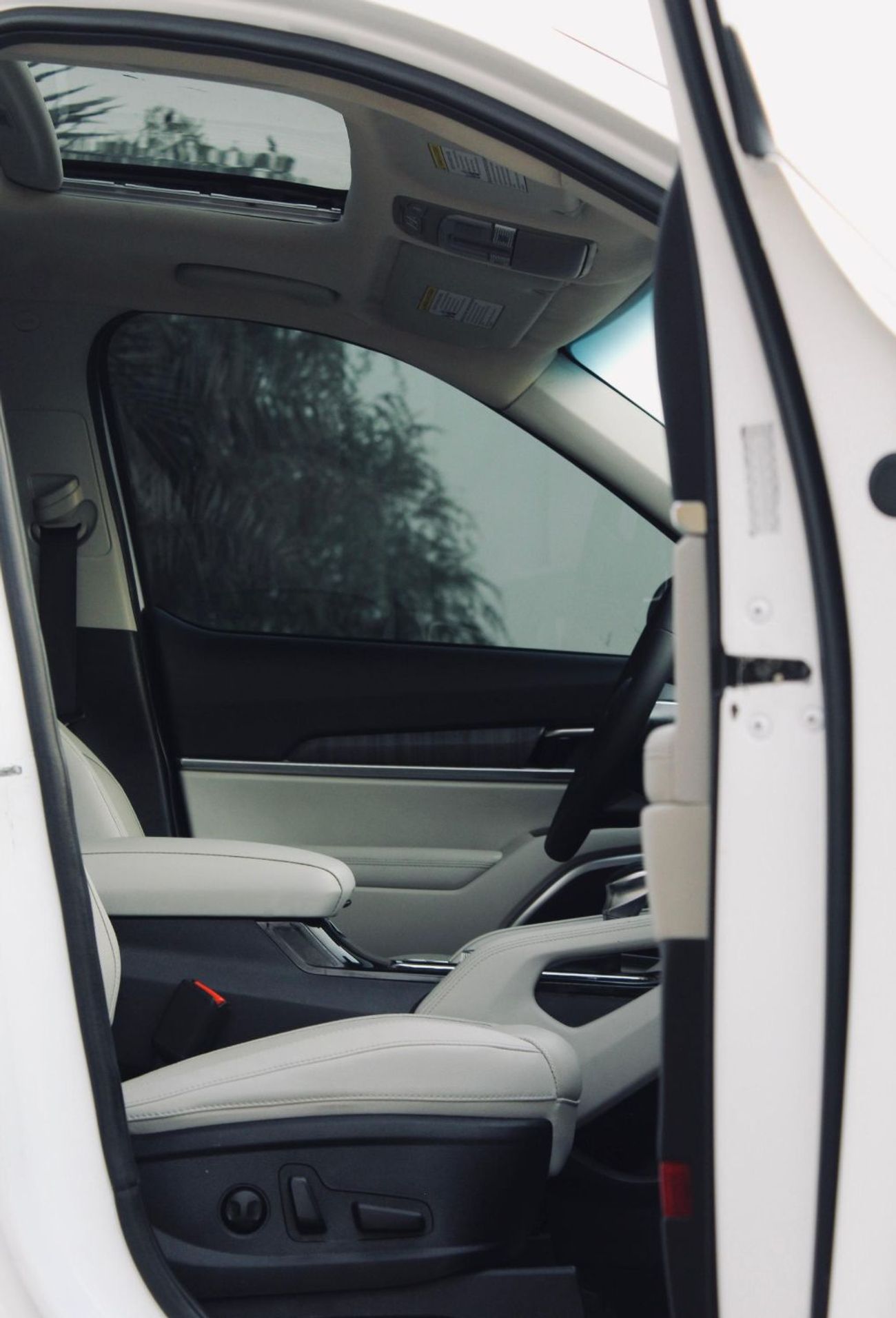 كيا تيلورايد The Kia Telluride is a popular 3-row, 7-8 seater midsize SUV, recognized for its luxurious, upscale 