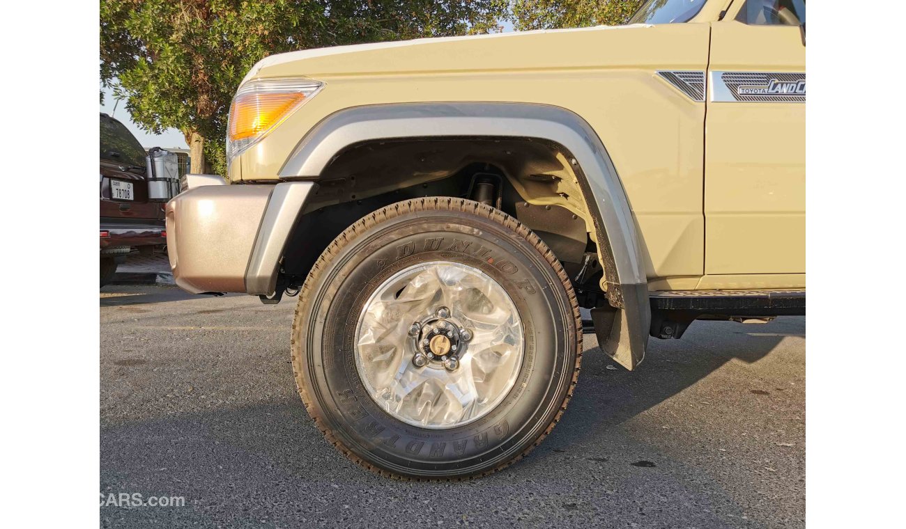 Toyota Land Cruiser Pick Up 4.2L DIESEL, 16" RIMS, MANUAL FRONT A/C, 4WD, SD CARD SLOT (CODE # LCSC04)