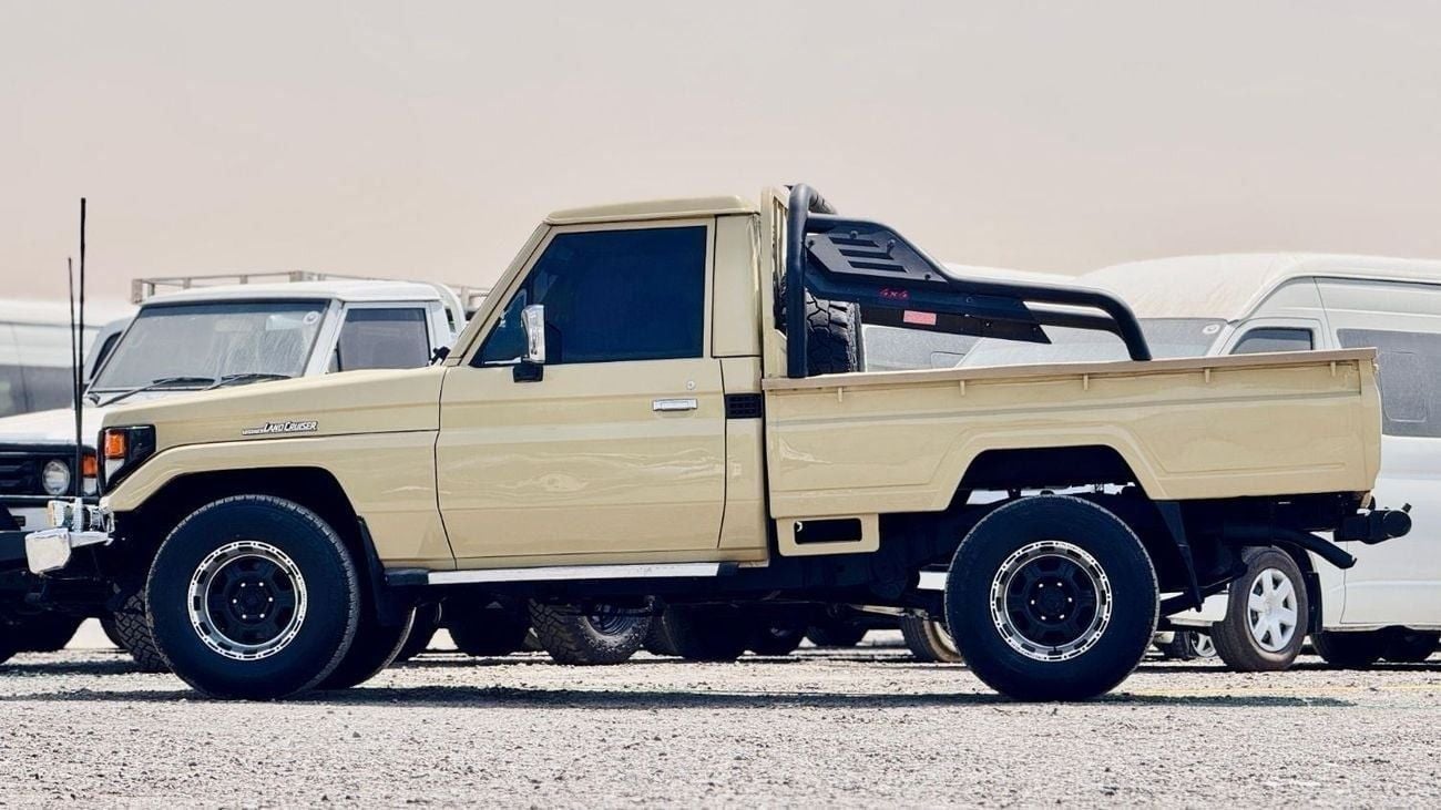 Toyota Land Cruiser Pick Up SINGLE CABIN | MANUAL TRANSMISSION | LHD | 4.5L PETROL ENGINE | 1995 | 4 X 4 | SPORTS BAR