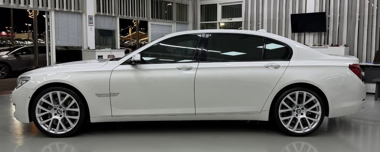 BMW 750Li Luxury 4.4L (443 HP)