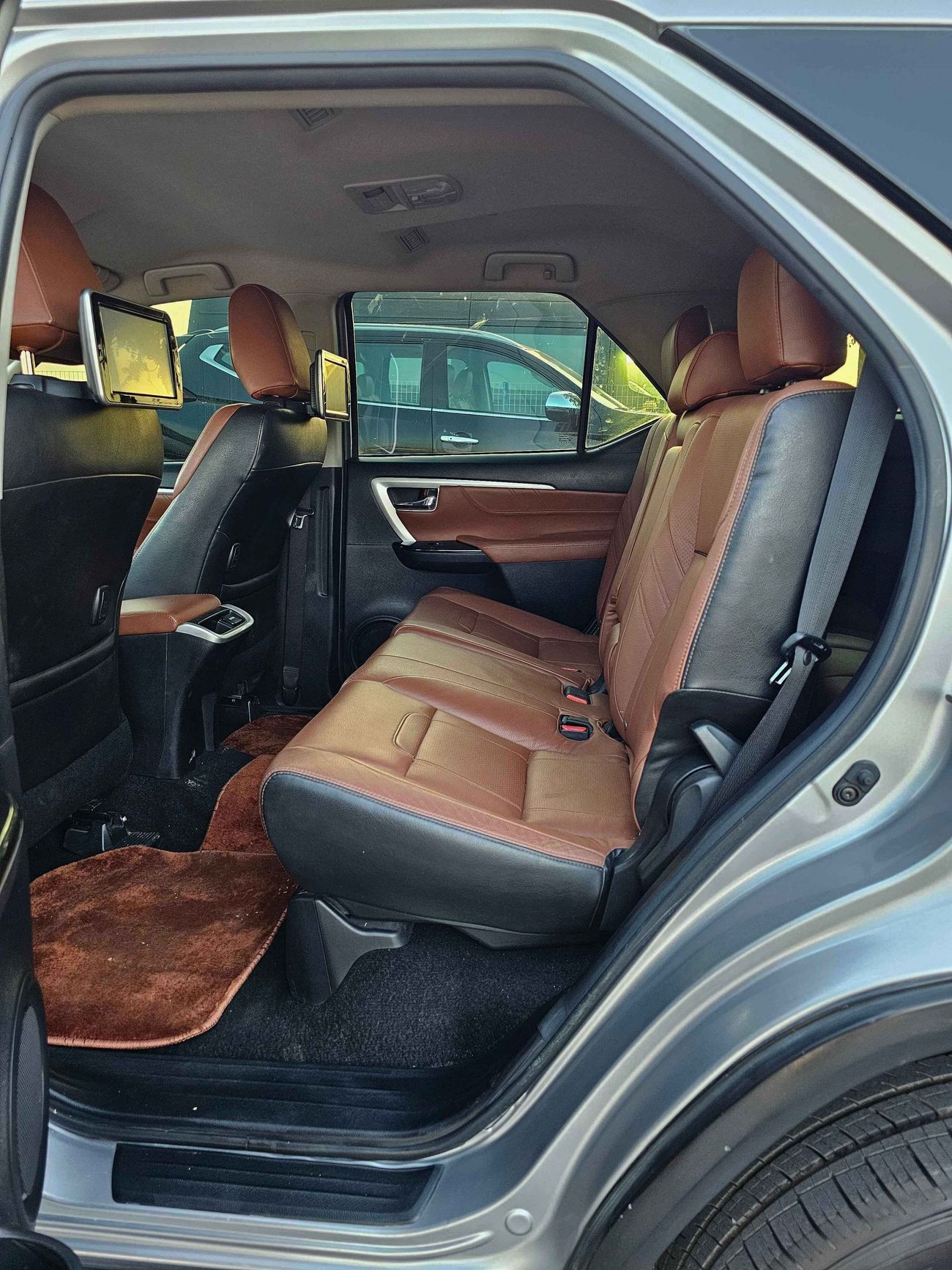 تويوتا فورتونر VXR V6/ 4WD/ AUTO TRUNK/ TRIPTONIC/ DVD/ HEAD REST/ LEATHER/ LOT# 31141