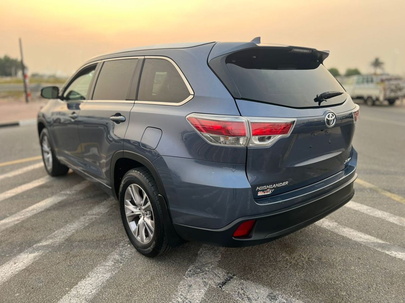 تويوتا هايلاندر 2015 TOYOTA HIGHLANDER XLE - 4x4 - 63500 mileage- SUNROOF 7 SEATER ELECTRIC SEATS -LEATHER SEATS - P