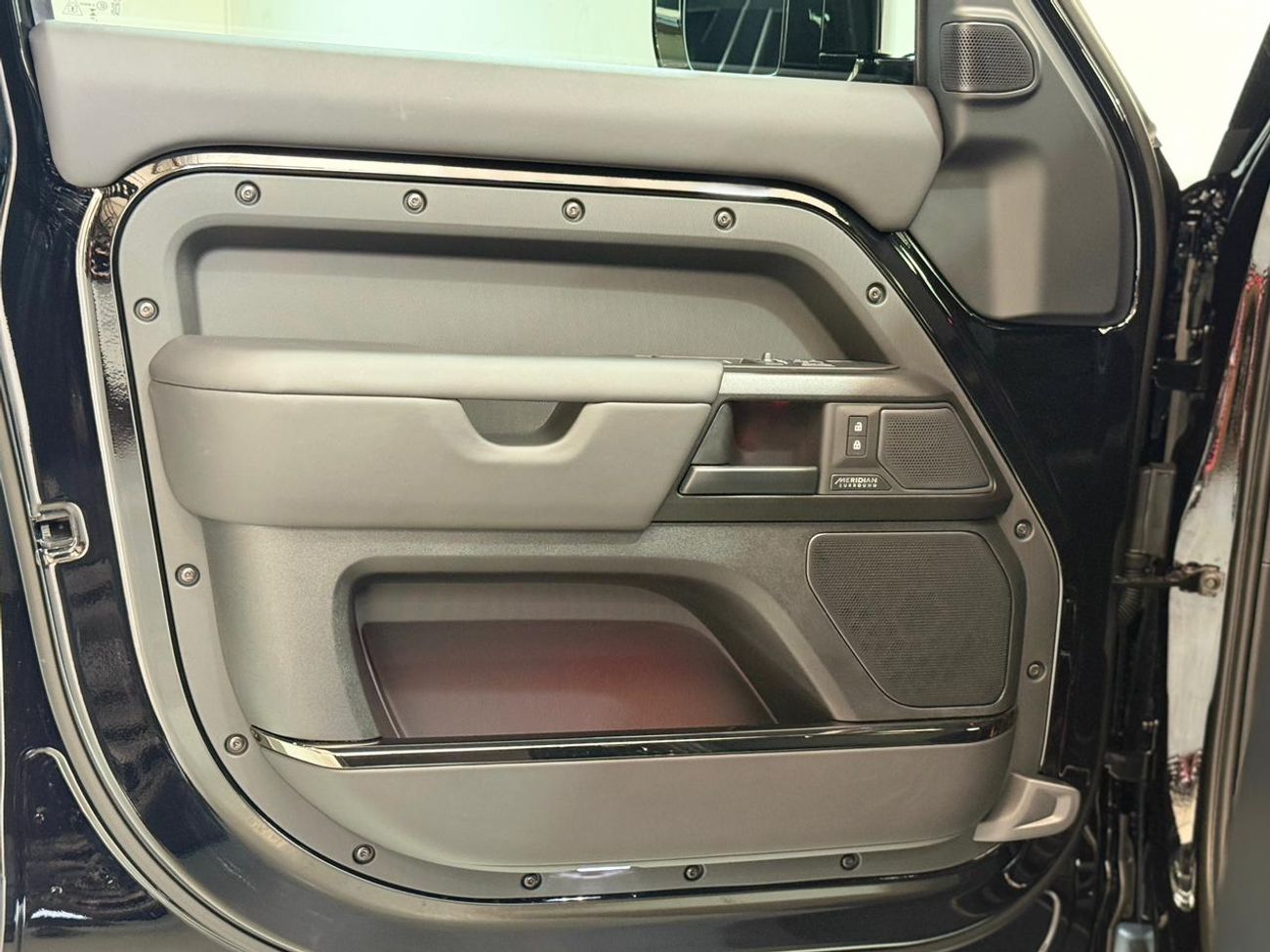 لاند روفر ديفندر 110 P635 OCTA V8 2026