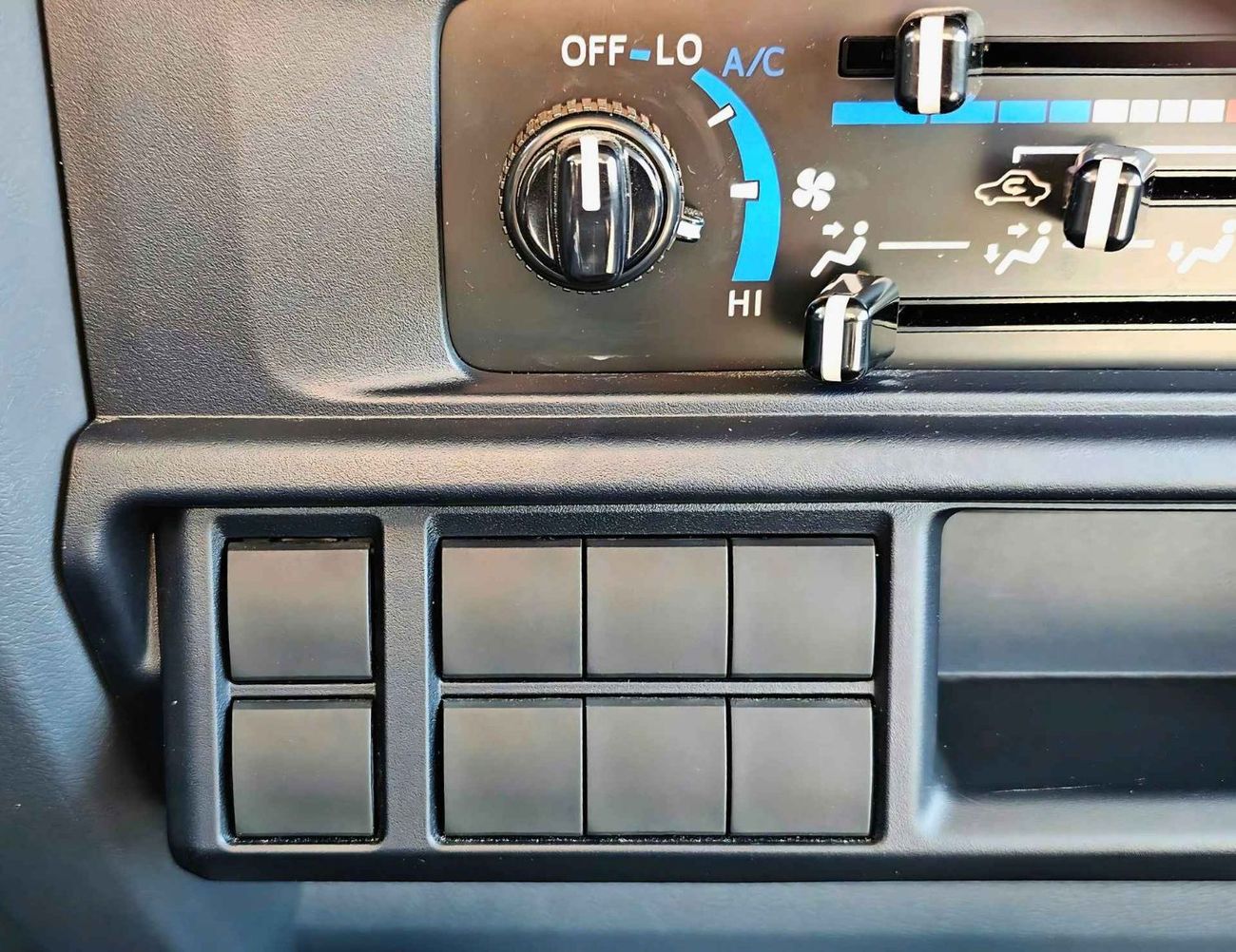 تويوتا لاند كروزر بيك آب LC79 / DOUBLE CABIN / 4.2L V6 DIESEL M/T / LEATHER SEATS / SNORKEL / MID OPTION / 4WD (CODE # 69033)