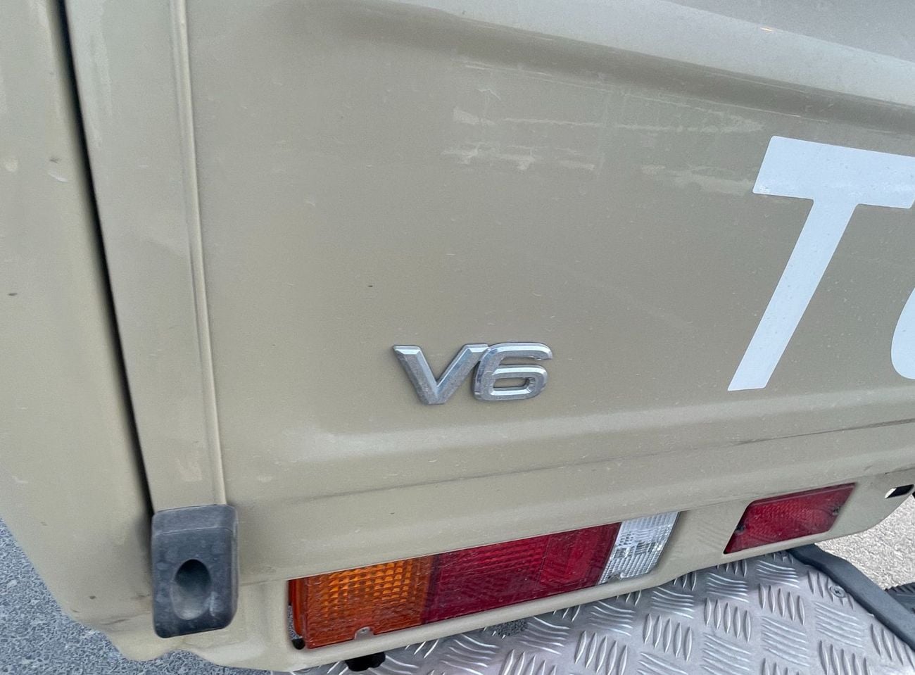 Toyota Land Cruiser Pick Up LX V6 | 4.0L Automatic Transmission