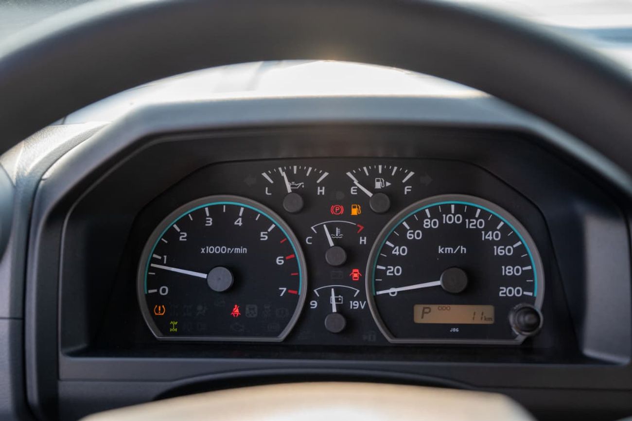 تويوتا لاند كروزر بيك آب 4.0L Pickup | Double Cabin | Automatic | Petrol | 5 Seater | 4 Door |