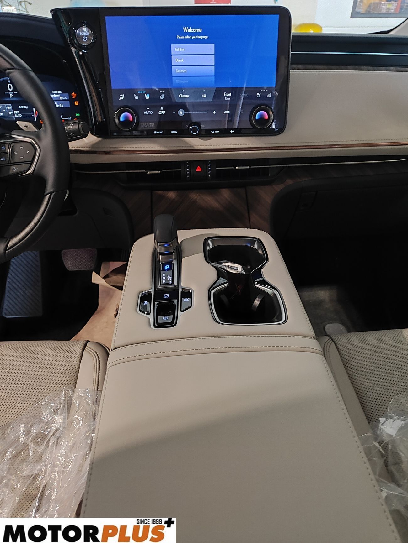 لكزس LM 350h Hybrid 7 Seater 2025 Model - Ready Stock!