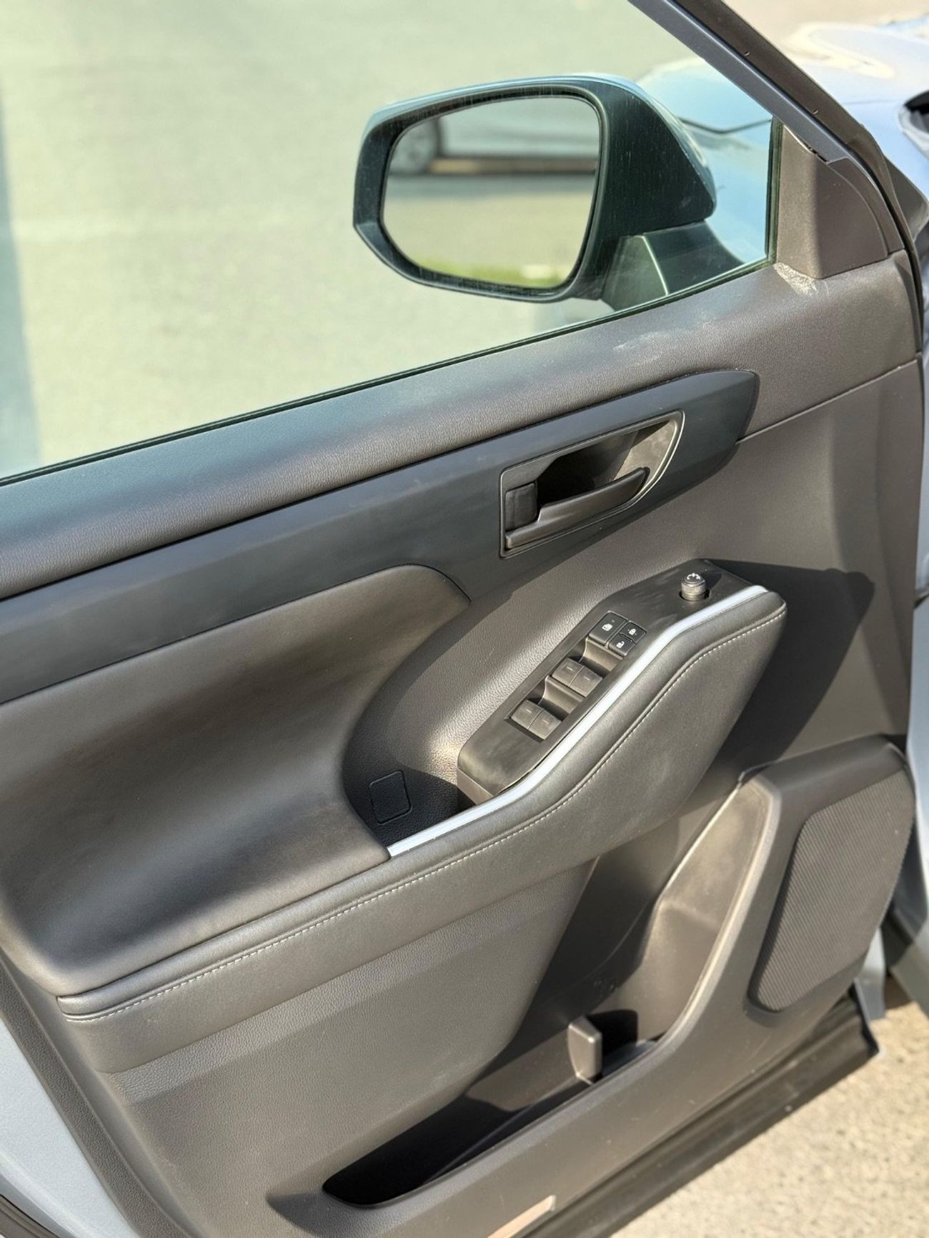 Toyota Highlander Hybrid leather seats,push start,blind spot