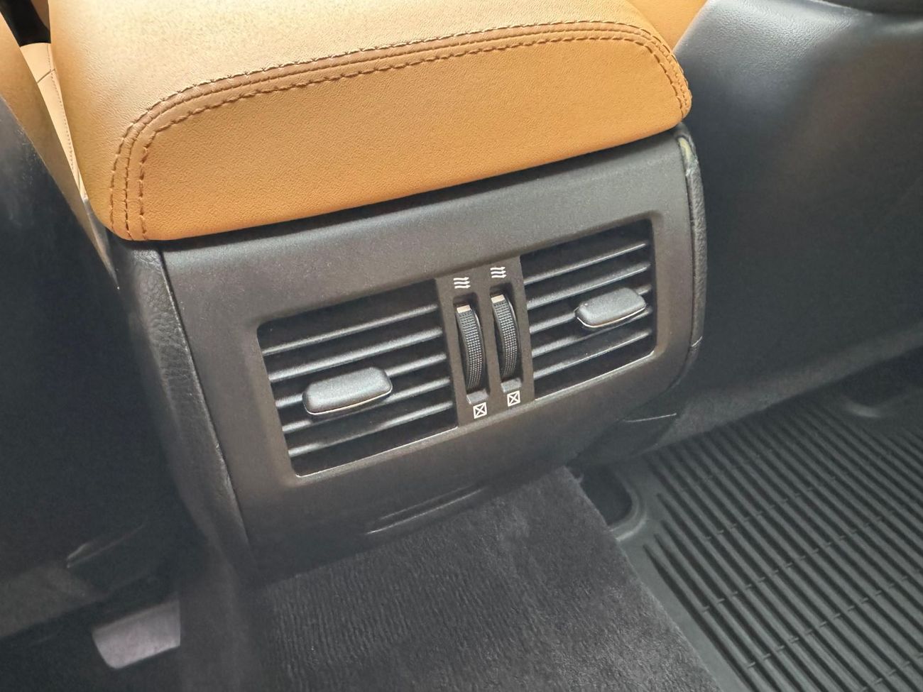 Lexus LS460 V8 4.6L / TRIPLE XENON LIGHTS / COOLING AND HEATING SEATS / SOFT CLOSE DOORS / IN PERFECT CONDITION