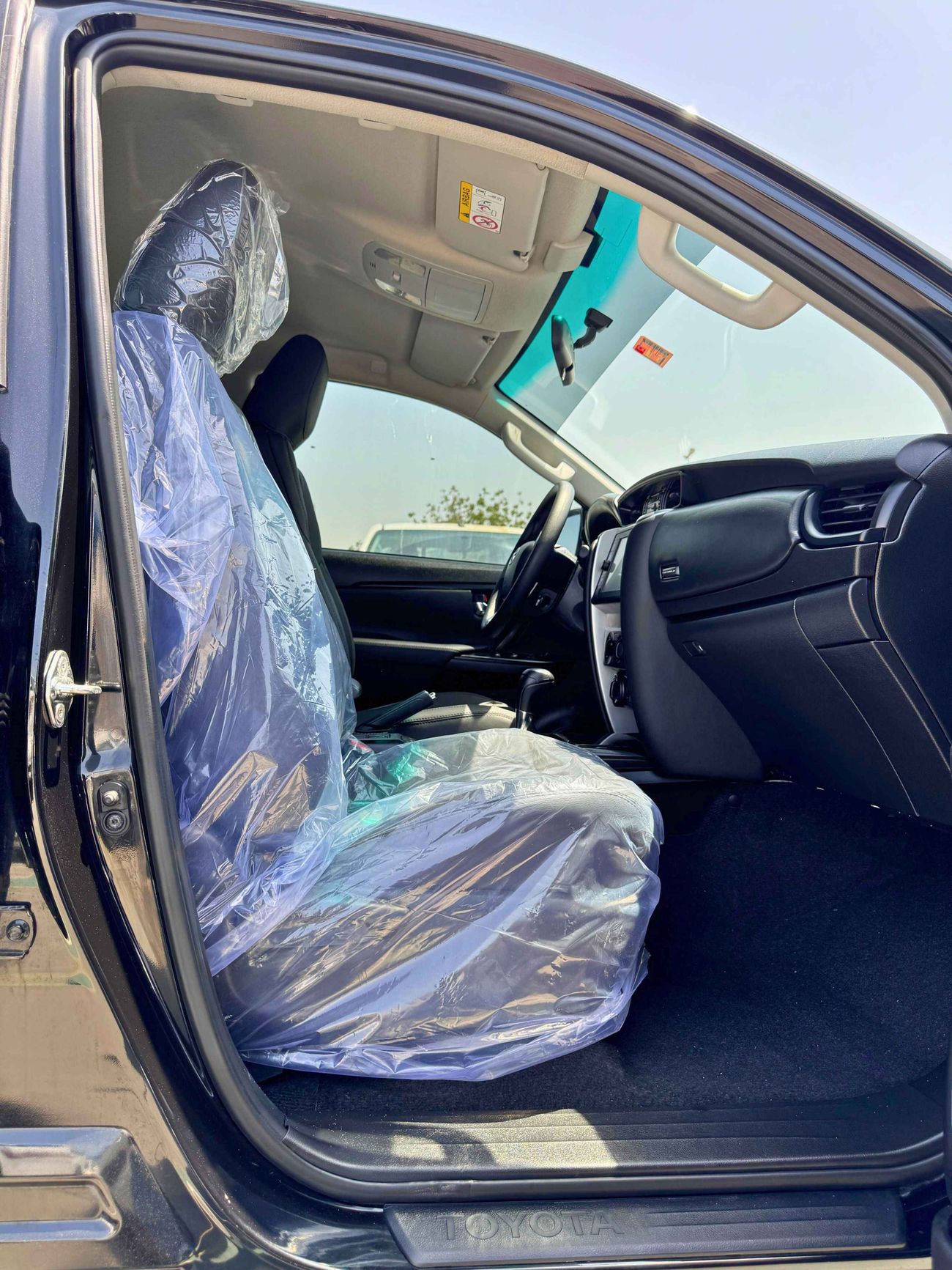 تويوتا فورتونر EXR/ V4 4WD/ LOW MILEAGE/  LEATHER / GCC / EXPORT ONLY / LOT#28398