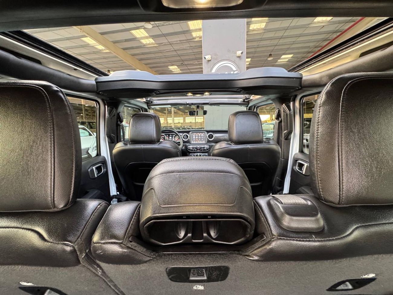 Jeep Wrangler Unlimited Sahara 3.6L 3.6L V6 / SAHARA / PANORAMIC ONE TOUCH ROOF / LEATHER / BIG SCREEN / LOW MILEA