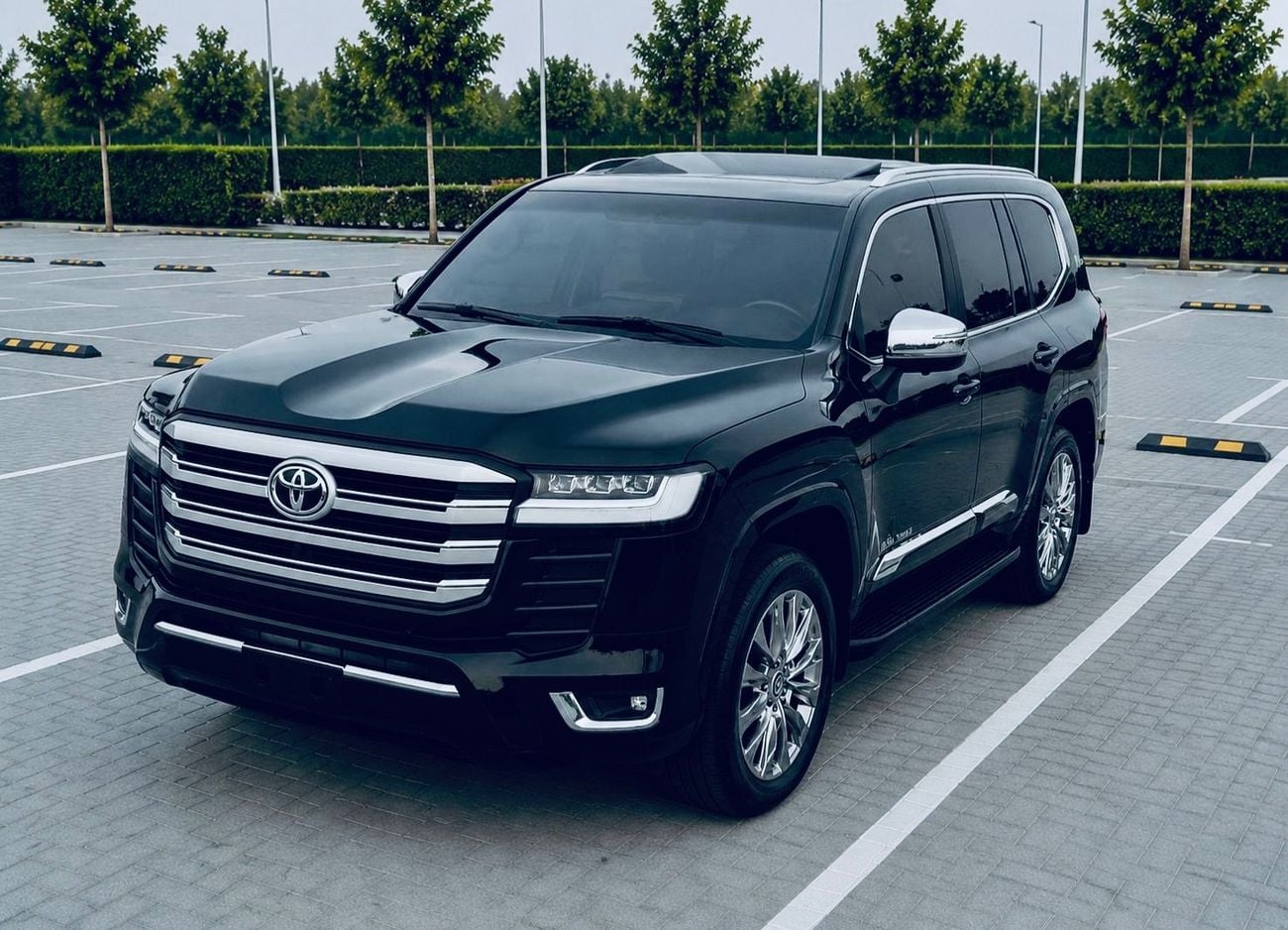 Toyota Land Cruiser Toyota Land Cruiser GXR model 2017 fuel petrol cylinder 6 black colour and GCC