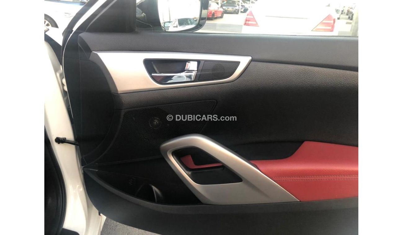 Hyundai Veloster Hyndi voulester model 2016 GCC car prefect condition full option panoramic roof leather seats back c