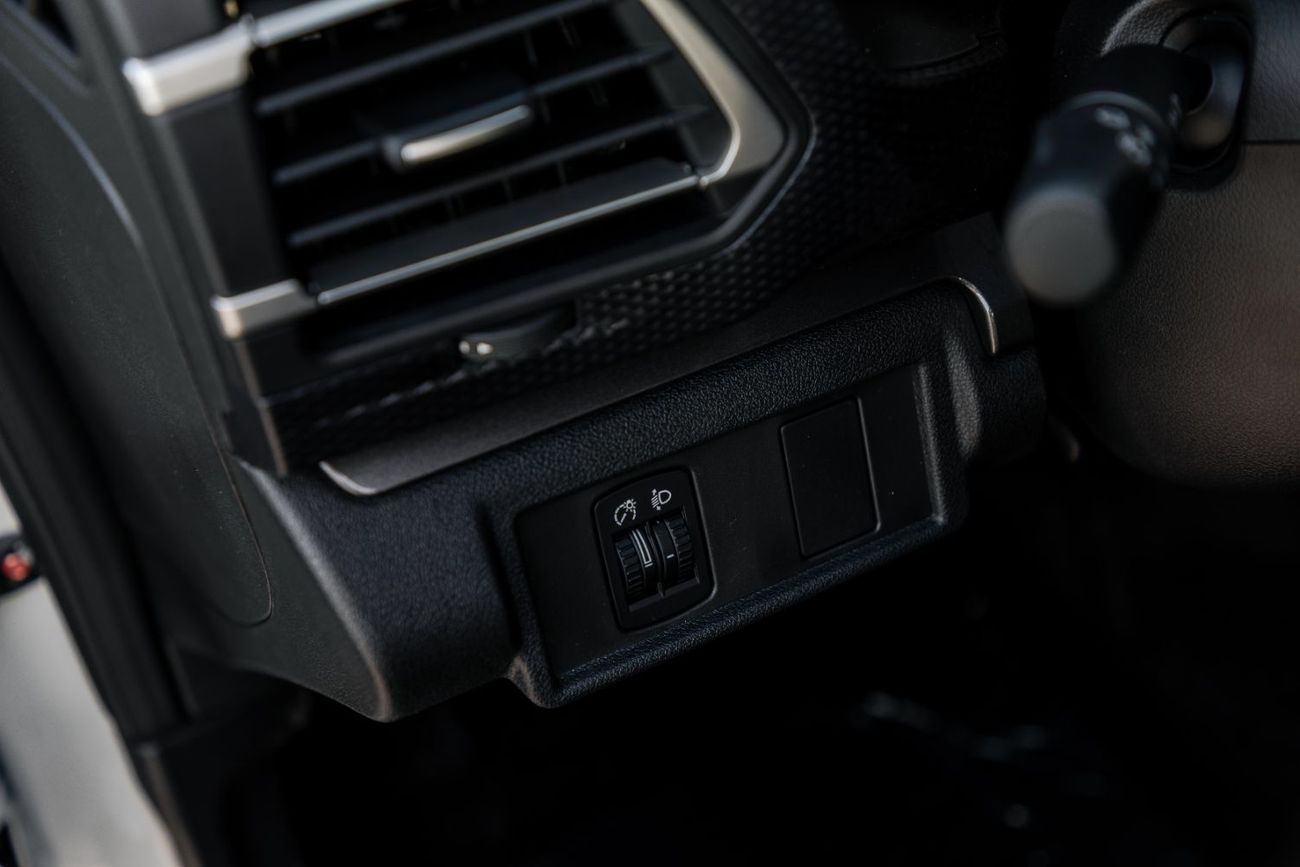 جريت وول وينغل 2026 Greatwall Wingle 5 4X2 Luxury 2.0L - Manual - Titanium White Inside Black | Export Price