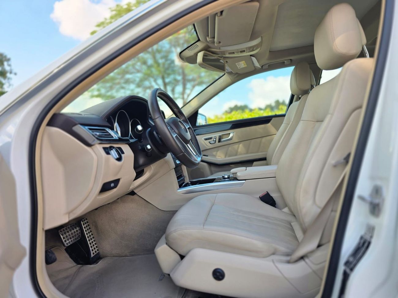 Mercedes-Benz E300 Premium + 2.0L 2016 GCC GARGASH LOW MILEAGE SINGLE OWNER WITH FULL AGENCY SERVICE HISTORY IN MINT CO