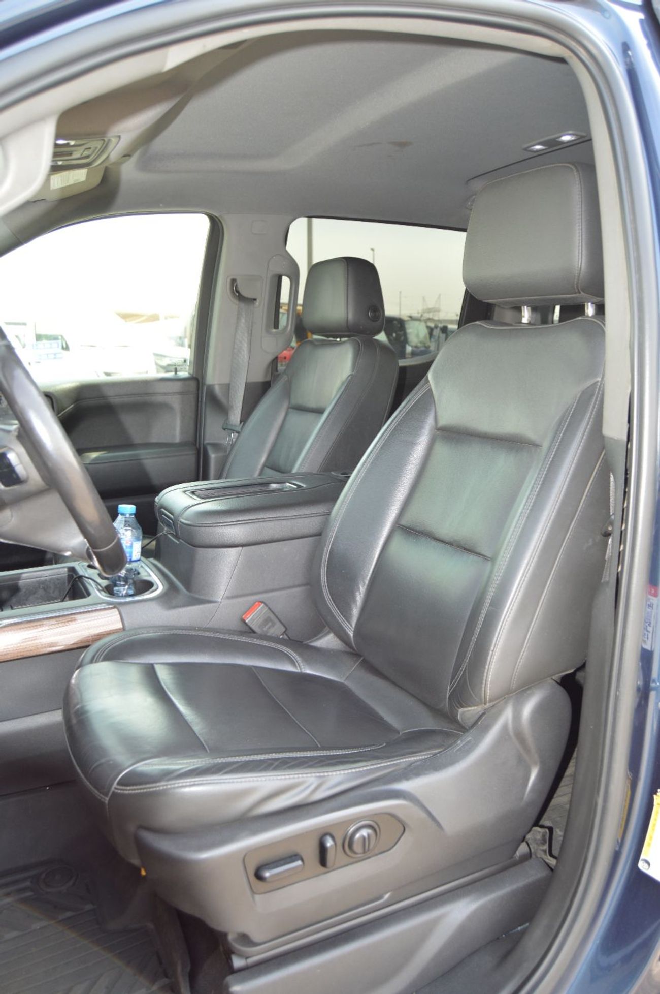 شيفروليه سيلفارادو *Chevrolet Silverado* Left Hand Drive Year: *2020* -Push Button Start,  -Leather Seats, -Power Seats