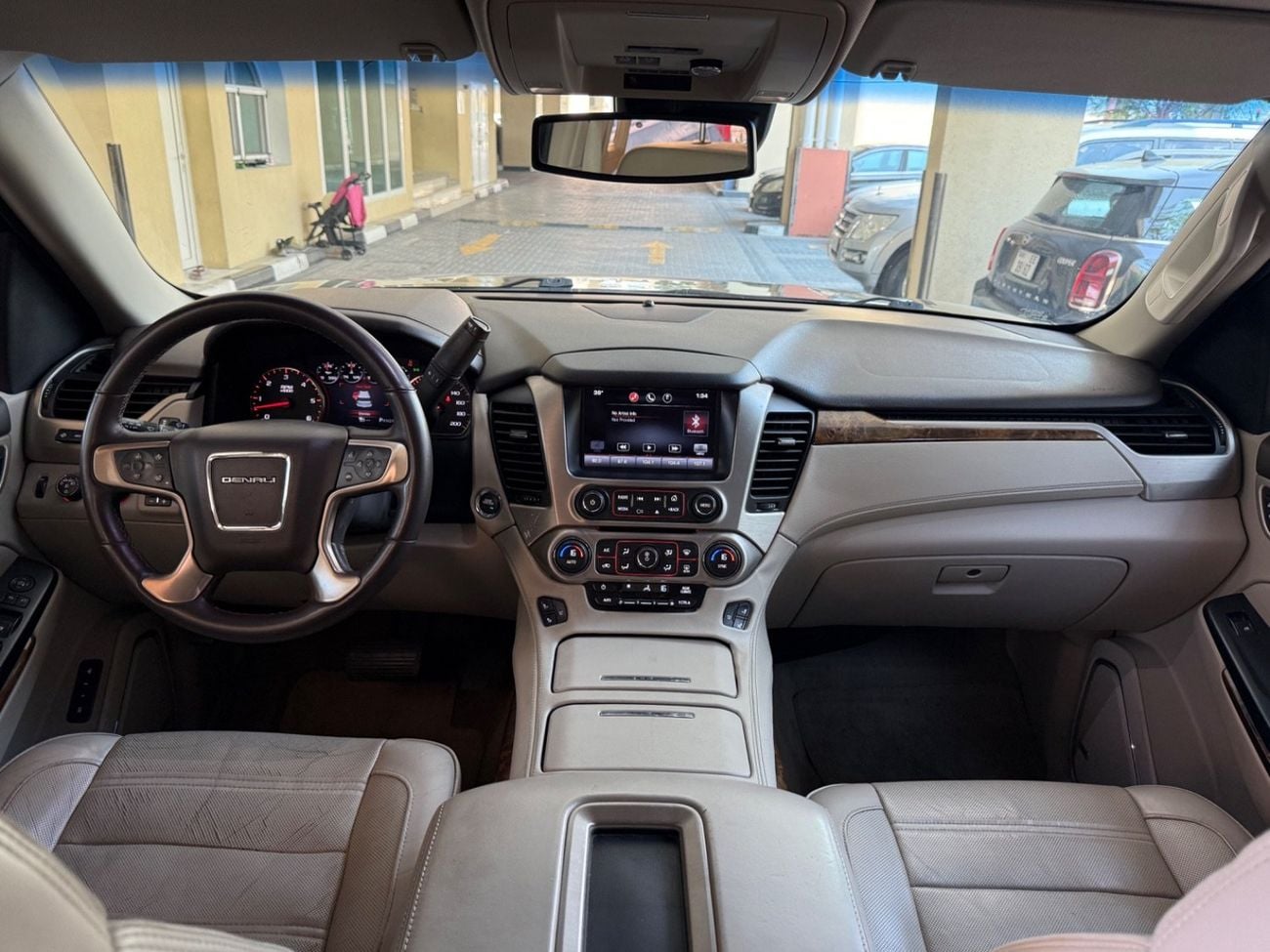 GMC Yukon 2015 DENALI 6.2L/V8 WELL MAINTAINED GCC