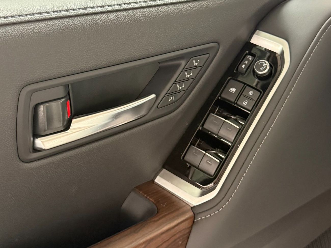 Toyota Land Cruiser 2026 LAND CRUISER 300 VX-HIGH 3.5 HYBRID TWINTURBO MHEV **EXPORT ONLY**التصدير فقط خارج الخليج***