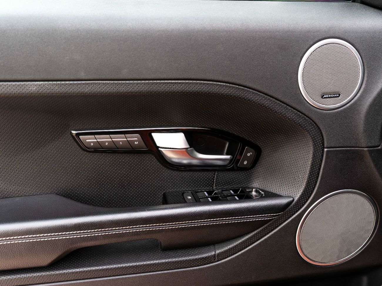 لاند روفر رانج روفر إيفوك Dynamic Plus 2.0L (5 Door)