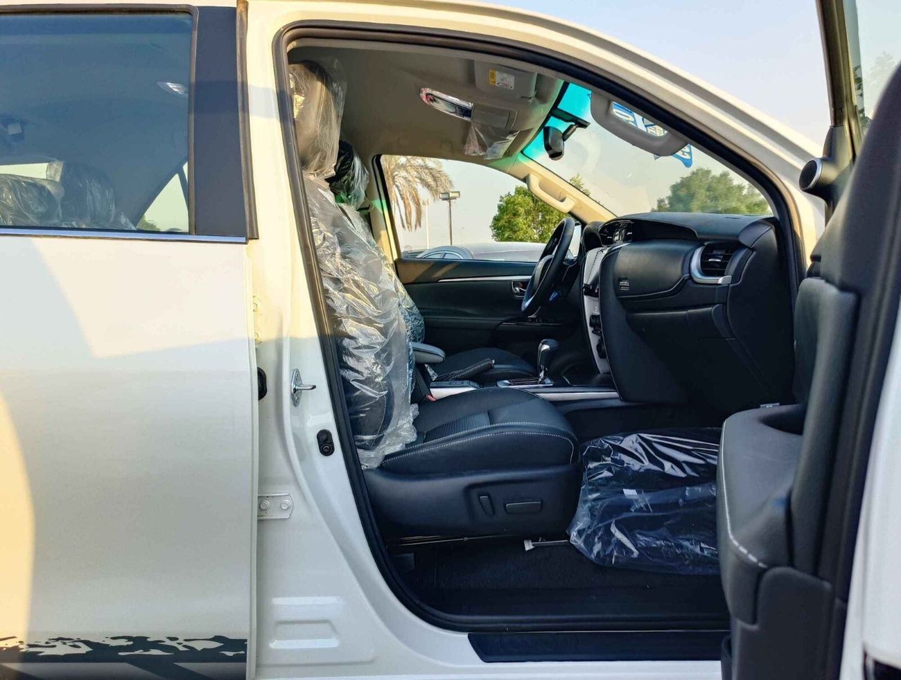 Toyota Fortuner SR5, 4.0L, V6, 2 Electric Seats, Auto AC, Rims, Leather Sts, Wireless Charger 2024MY (CODE# FP40F)