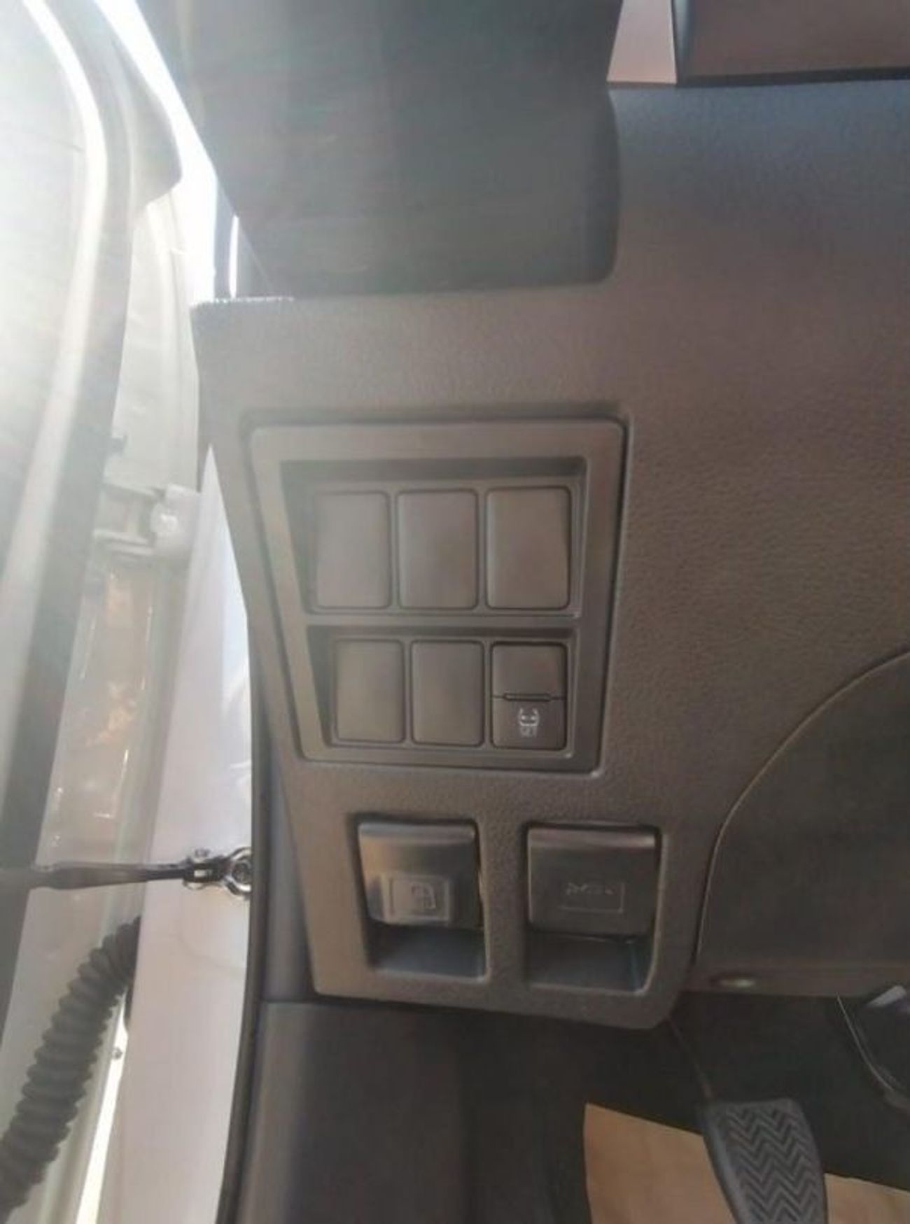 Toyota Hilux TOYOTA hILUX DOUBLE CAB MT 4 × 4 ( GLX Auto)