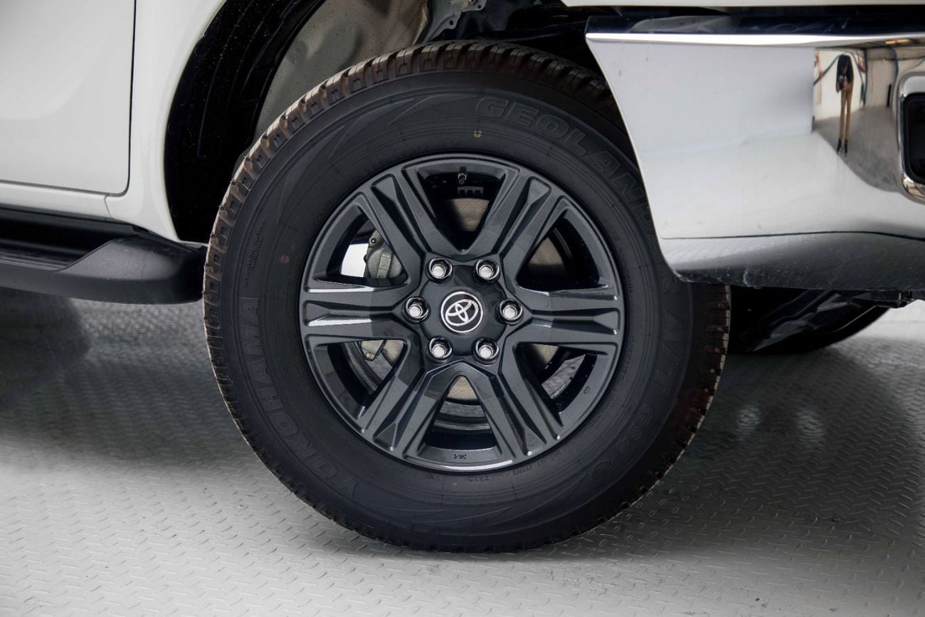 تويوتا هيلوكس 2.7L - Super White Inside Red | Export Only