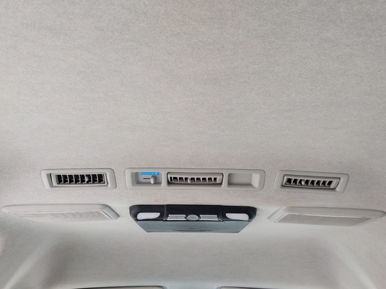 Toyota Hiace TOYOTA HIACE COMMUTER VAN RHD 2017 MODEL 2.7 L PETROL AUTOMATIC(PM81432)