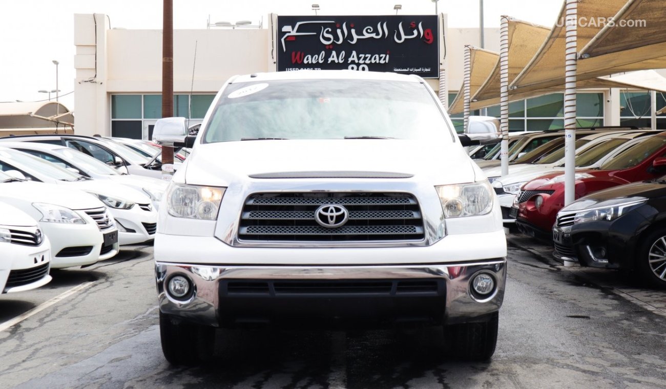 تويوتا تاندرا Pre-owned Toyota Tundra for sale in Sharjah. White 2012 model, available at Wael Al Azzazi Sharjah. 