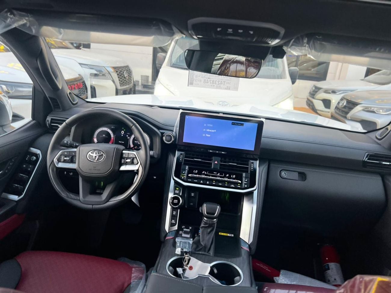 تويوتا لاند كروزر VXR White inside Red