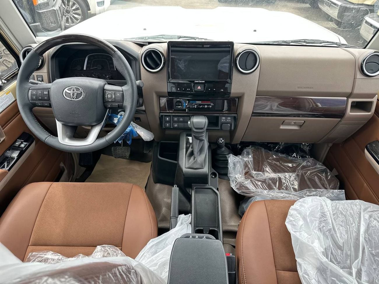 تويوتا لاند كروزر بيك آب S/C LC79 4.0 A/T PTR // 2026 // كاملة المواصفات مع رادار، صندوق تبريد، قفل تفاضلي، مشغل DVD وكاميرا