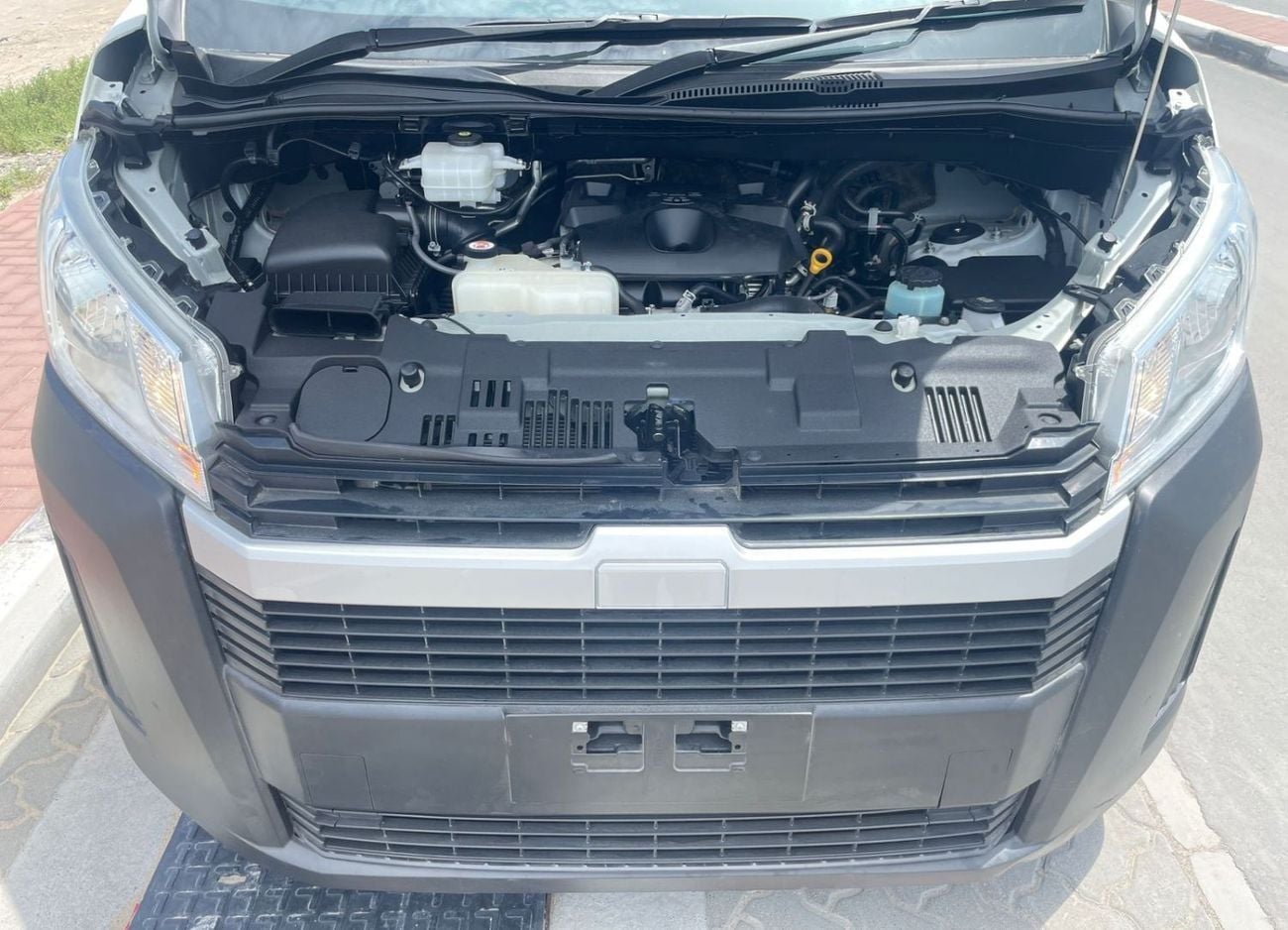Toyota Hiace DLS HIGH ROOF TOYOTA HIACE COMMUTER ,DIESEL ENGINE 2800 CC ,10 SEATER ,RIGHT HAND DRIVE