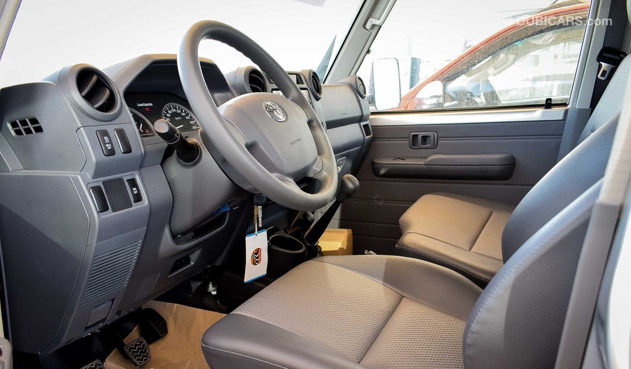 Toyota Land Cruiser Pick Up V8 Diesel MID OPTION MANUAL TRANSMISSION