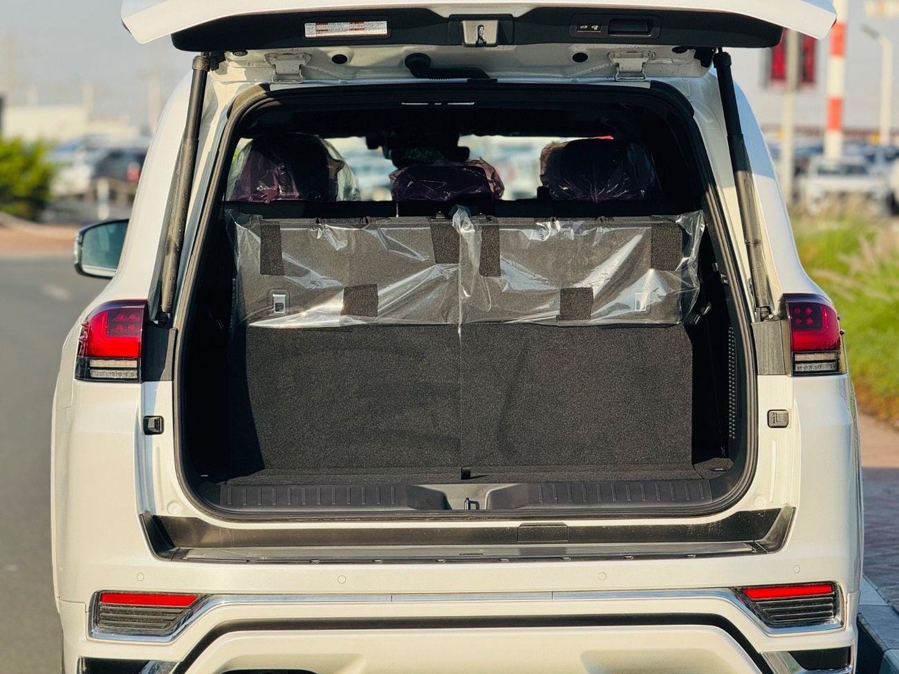 تويوتا لاند كروزر Zx top of the range white with black interior